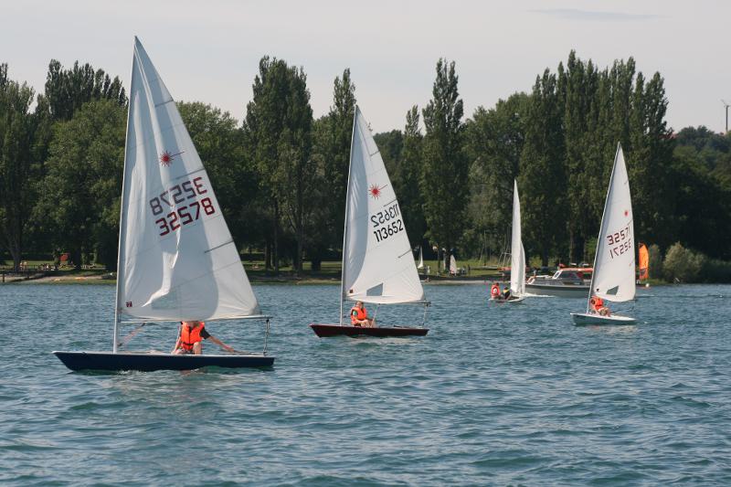 Die Teilnehmer der Ferienbetreuung Vorarlberg segeln in kleinen Booten auf dem Bodensee