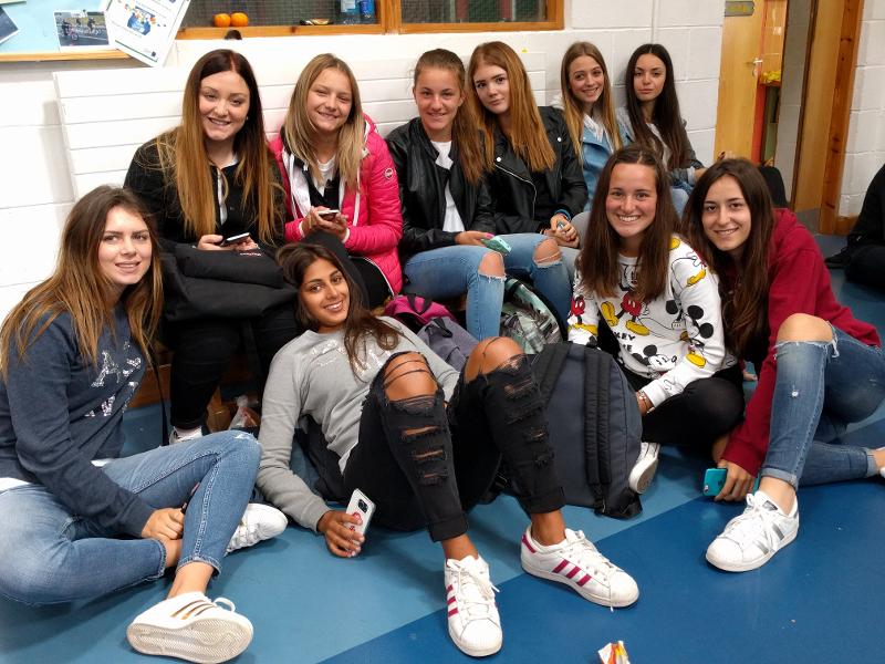 Teilnehmerinnen einer Sprachreise Irland posieren für ein Gruppenfoto