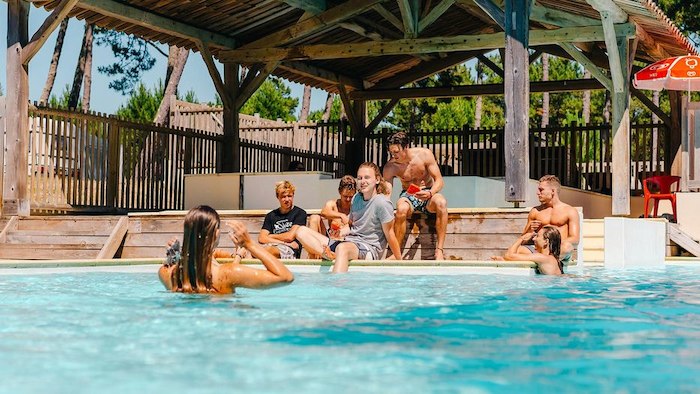 Teilnehmer einer Sprachreise USA sind im Pool