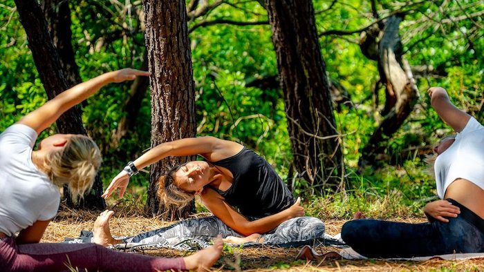 Teilnehmer einer Sprachreise USA machen Yoga