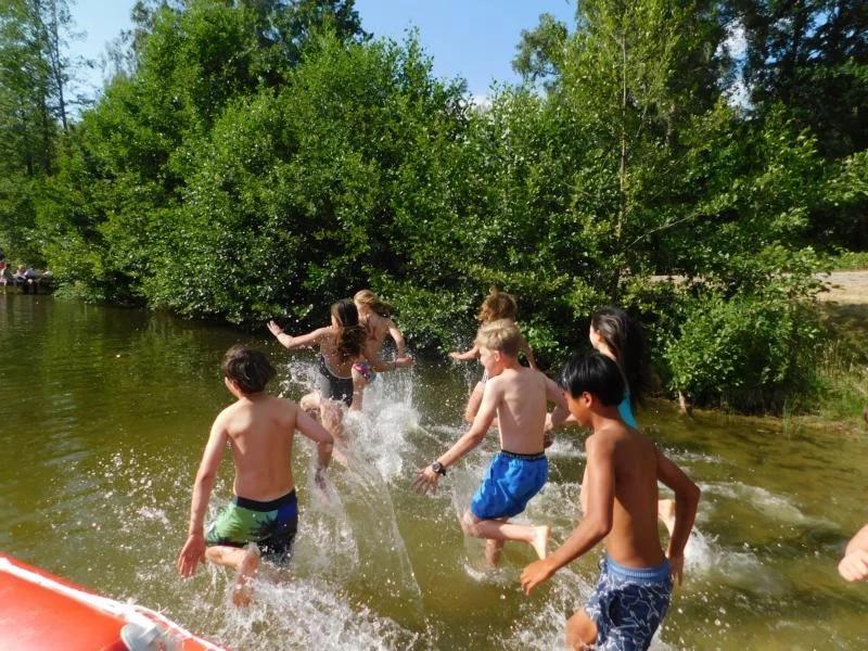 Kinder im Wasser im Feriencamp Niederösterreich