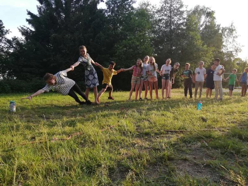 Kinder bei einer Gruppenaufgabe im Ferienlager Niederösterreich