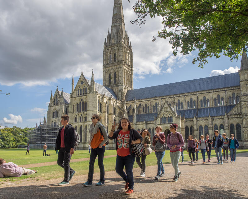 Gruppe läuft vor Kirche in den Sprachferien England