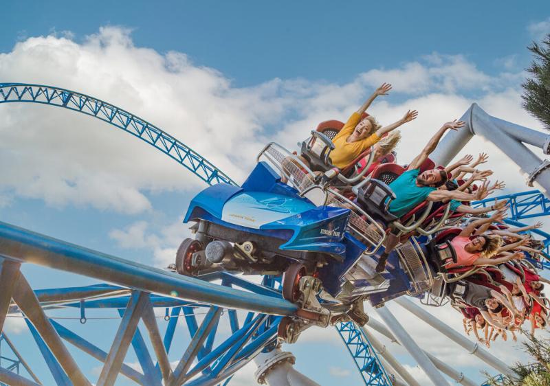 Kinder des Feriensprachkurses fahren Achterbahn