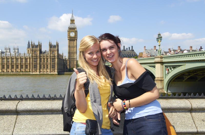 Zwei Mädchen lachen auf der Sprachreise London