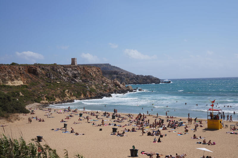 Am Strand liegen auf der Sprachreise Malta
