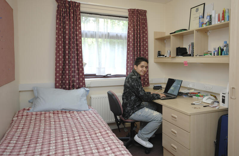 Junge sitzt am Schreibtisch auf der Sprachreise England