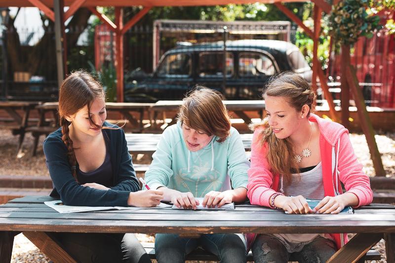 Gruppenarbeit Kinder lernen in einer Gruppe in einem English-Camp