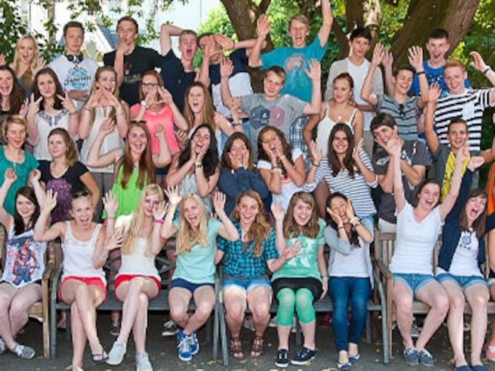 Man sieht ein lustigen Gruppenfoto auf dem alle Teilnehmer der Schülersprachreise