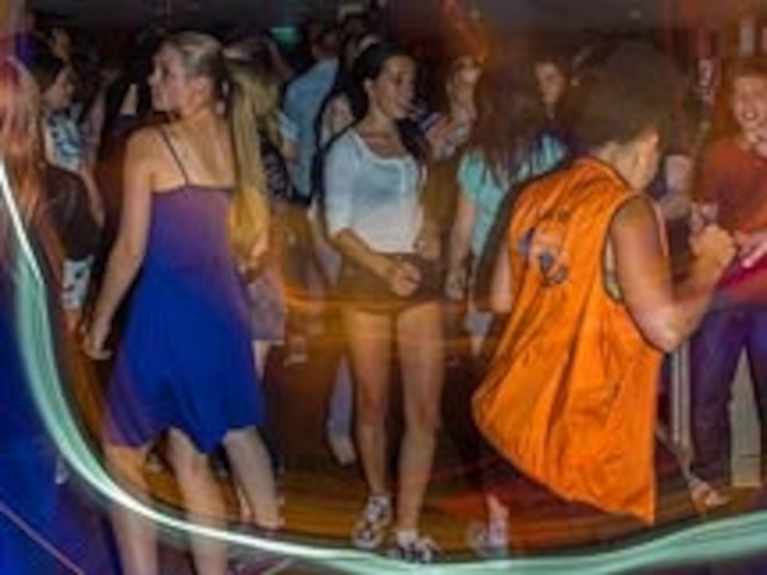 Tanzen auf einer Party auf der Sprachreise England