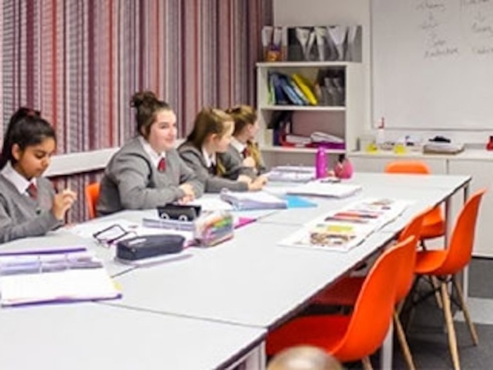 Mädchen sitzen im Klassenzimmer auf der Sprachreise England