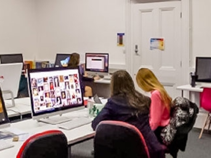 Mädchen sitzen vor Computer auf der Sprachreise England