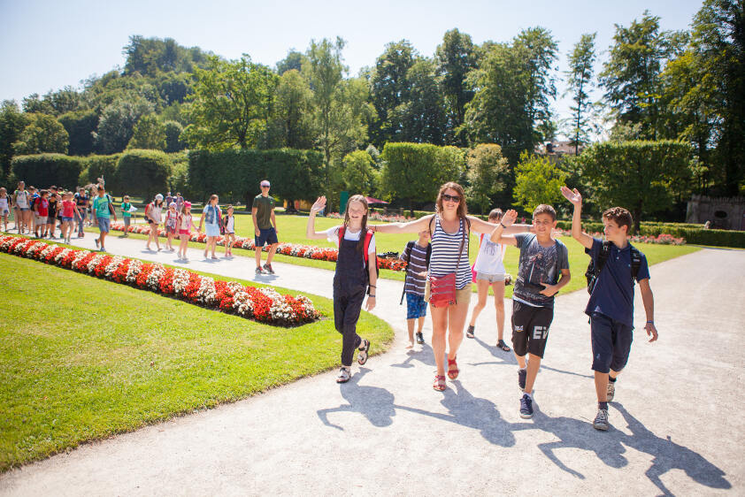 Kinder mit Betreuerin im Mirabellgarten im Feriencamp Salzburg