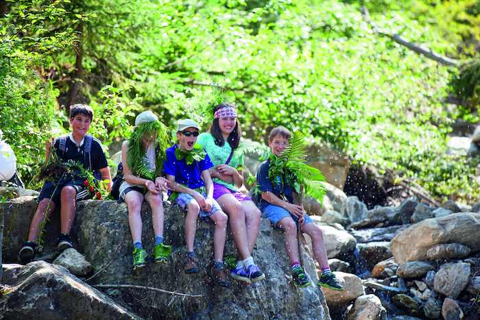 Eine Gruppe Kinder sitzt am Wörthersee