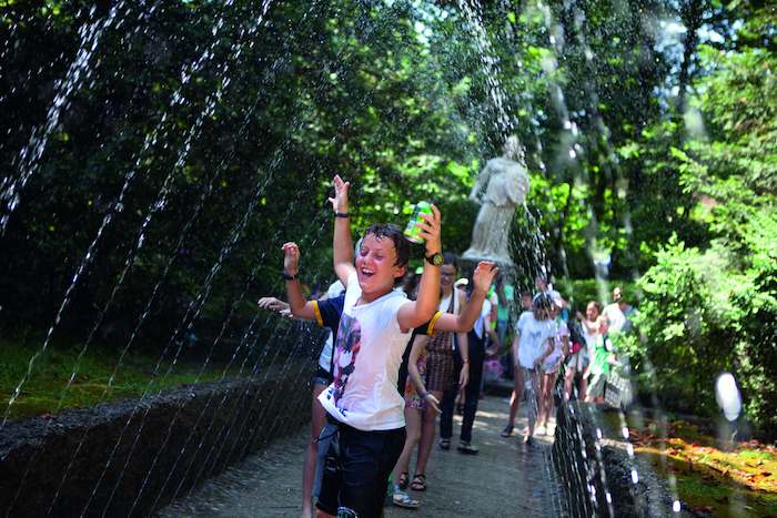 Lachender Junge bei den Hellbrunner Wasserspiele im Feriencamp Salzburg