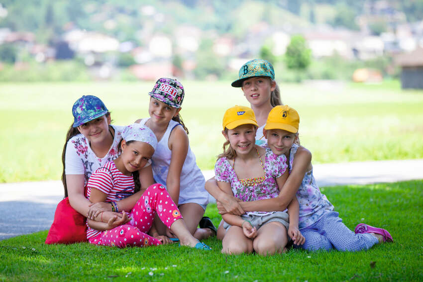 Mädchen auf Gruppenfoto im Abenteuerurlaub Kinder