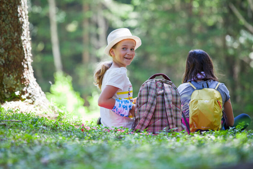Mädchen picknicken im Wald im Abenteuerurlaub Kinder