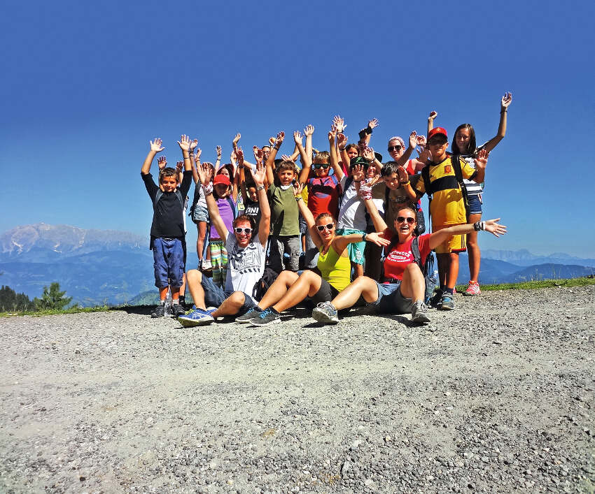 Gruppenfoto auf Berg im Sommercamp Kinder