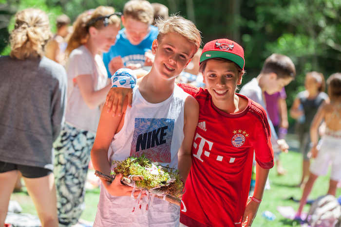 Jungs halten Deko in der Hand im Sommercamp Kinder
