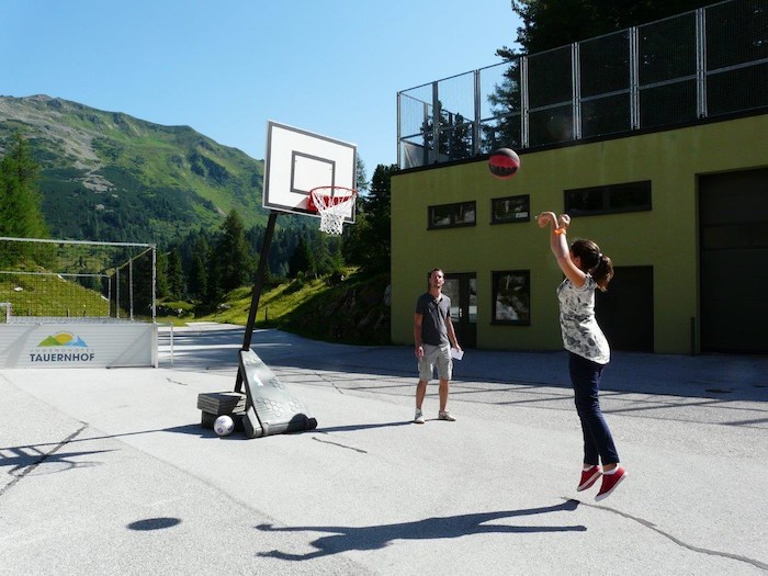 Mädchen wirft Basketball im Sommercamp Kinder