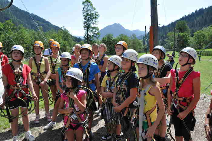 Gruppe schaut beim Klettern zu im Sommercamp Kinder
