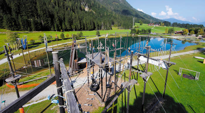 Hochseilgarten von oben im Sommercamp Kinder