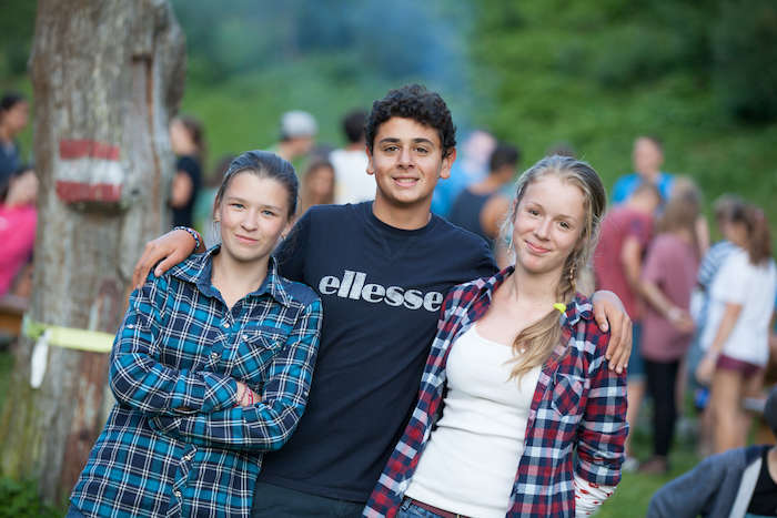 Drei Jugendliche im Sommercamp Kinder