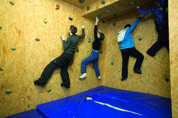 Klettern an der Kletterwand im Sommercamp Kinder