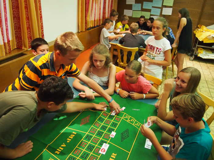 Teilnehmer einer Ferienbetreuung Salzburg spielen gemeinsam Brettspiele
