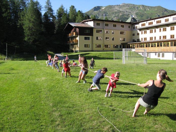 Kinder beim Tauziehen im Ferienlager Salzburg