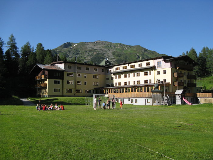 Aussenbereich vor der Unterkunft im Sommercamp Kinder