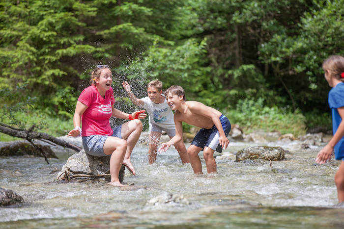 Wasserschlacht im Sommercamp Kinder