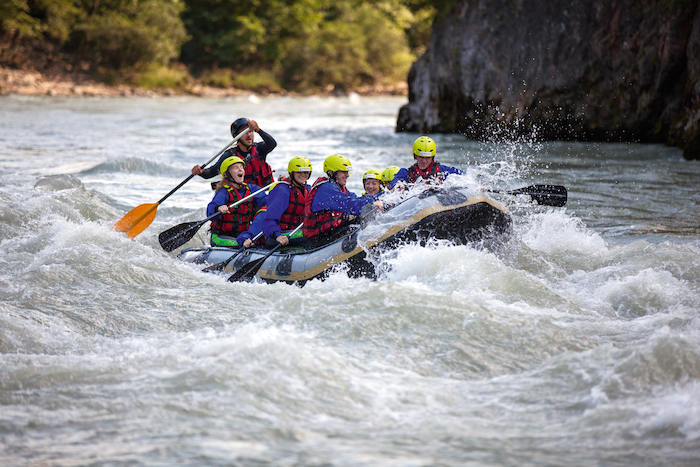 Flussfahrt mit Boot im Sommercamp Kinder