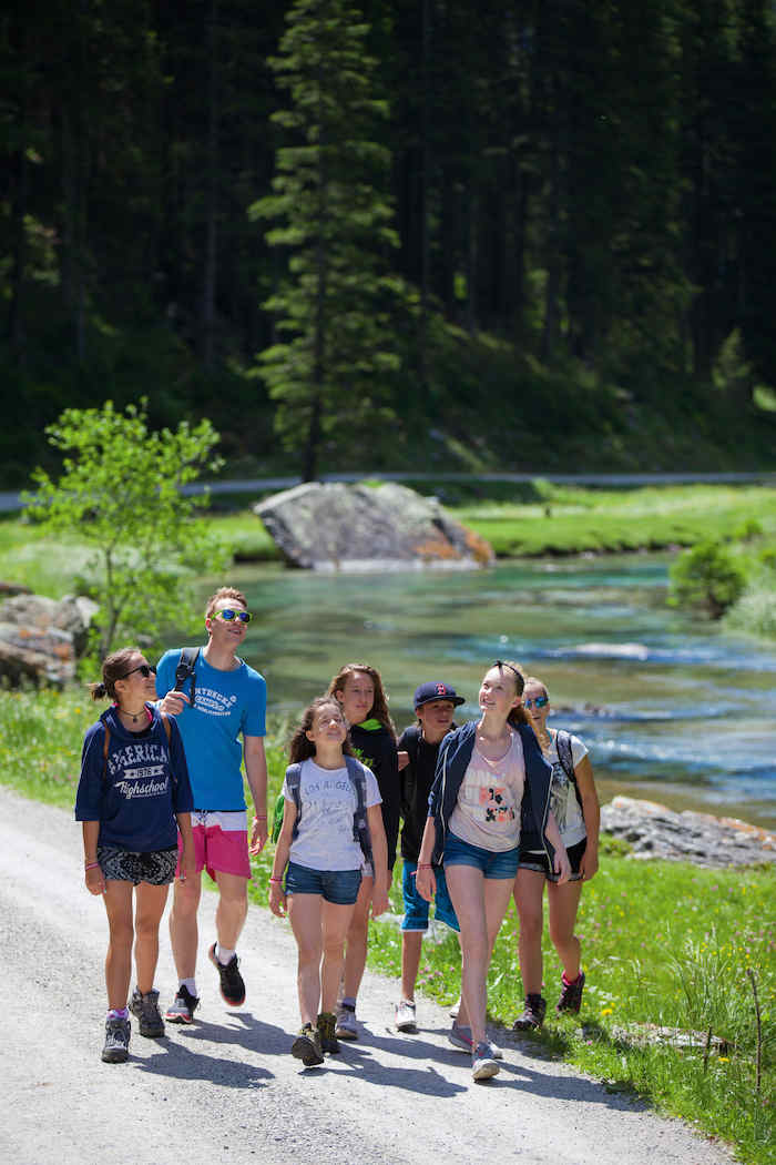 Betreuer wandert mit Mädchen im Sommercamp Kinder