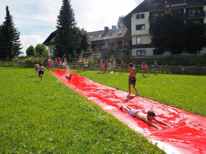 Wasserrutsch-Spass im Garten im Sommercamp Kinder