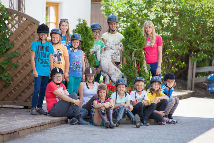 Teilnehmergruppe beim Reiten im Sommercamp Kinder