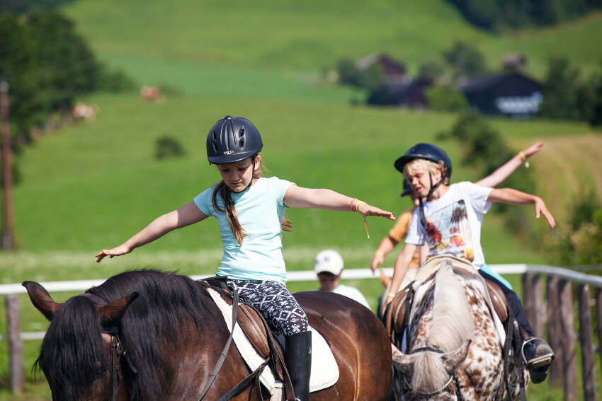 Übungen auf dem Pferd im Sommercamp Kinder