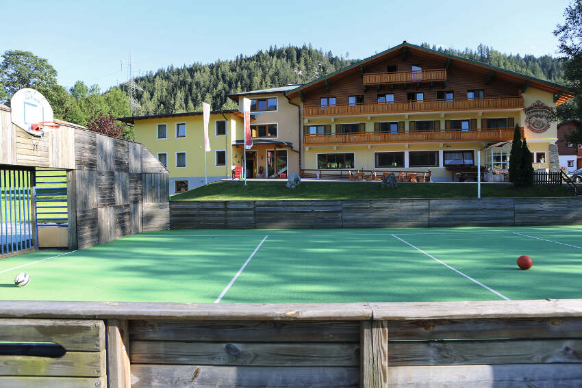 Basketballplatz vor Unterkunft im Sommercamp Kinder
