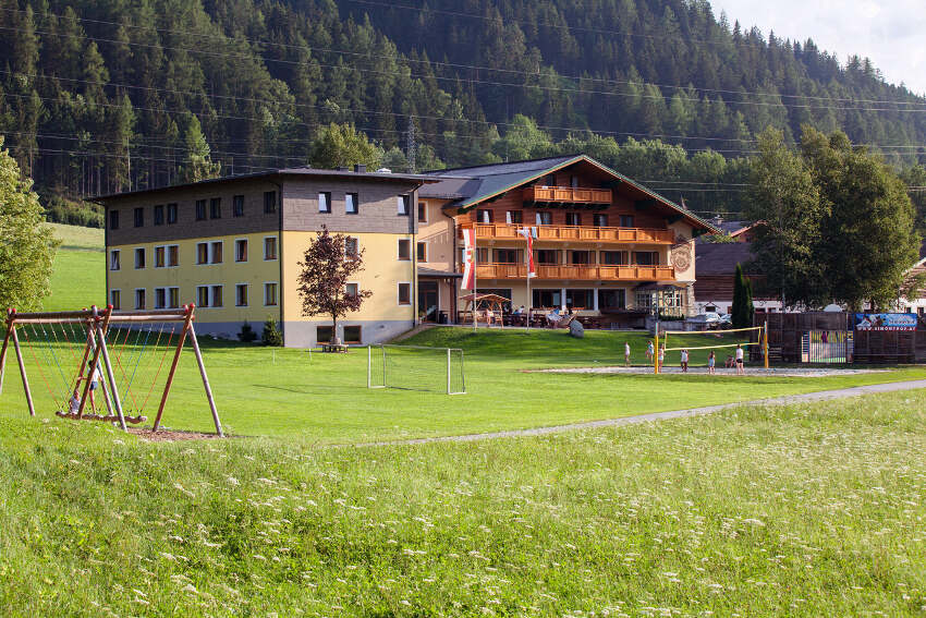 Spielplatz vor Unterkunft im Sommercamp Kinder