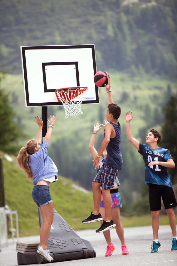 Basketball spielen im Sommercamp Kinder