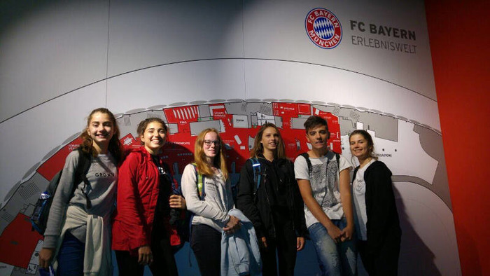 Mädchen vor FC Bayern Wand im Englisch Feriencamp