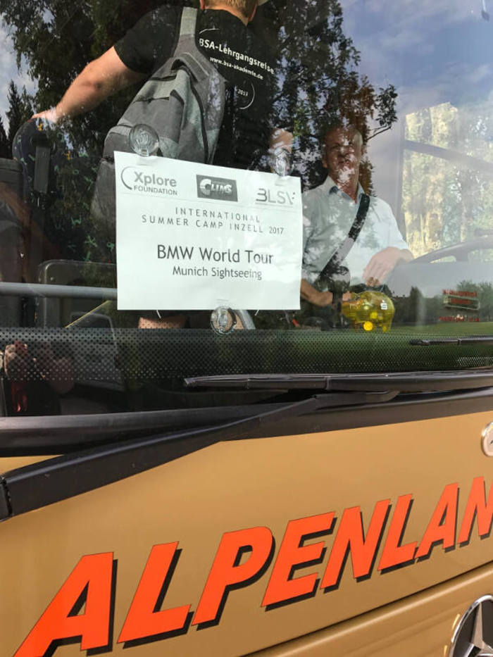 Bus mit Reiseziel-Schild im Englisch Feriencamp