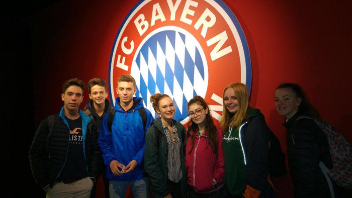 Jugendliche vor FC Bayern Logo im Englisch Feriencamp