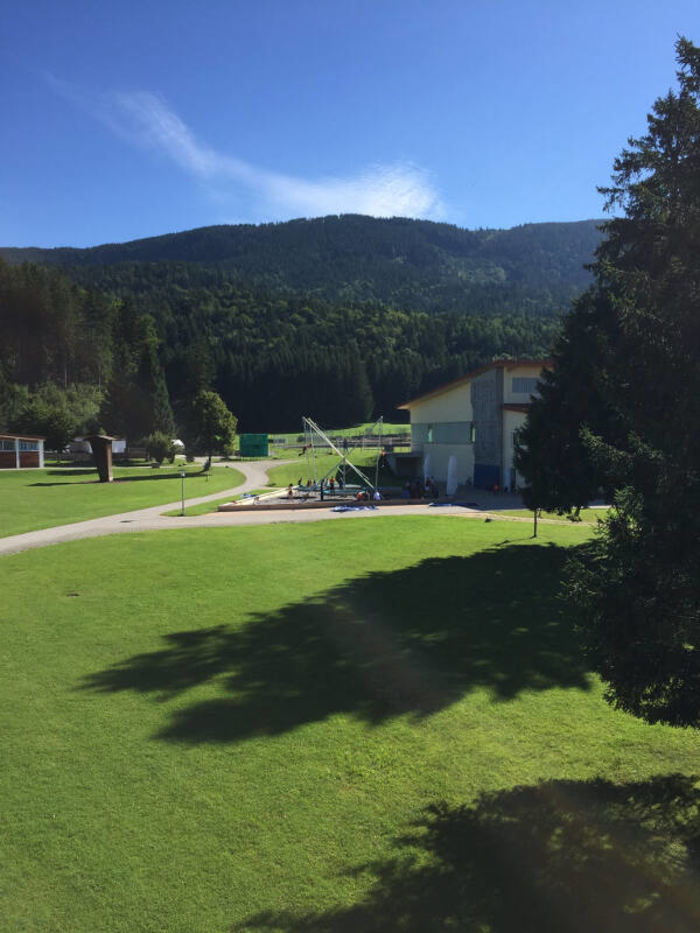 Wiese mit Bergen im Hintergrund im Englisch Feriencamp