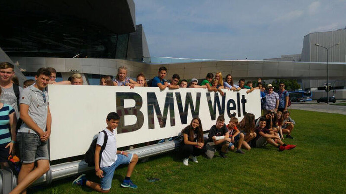 Teilnehmer Gruppenfoto vor BMW Welt im Englisch Feriencamp