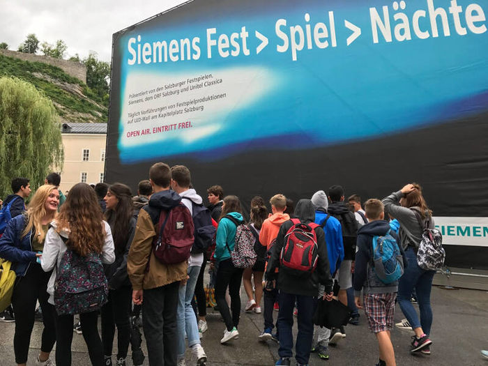 Jugendliche stehen zusammen beim Ausflug im Englisch Feriencamp