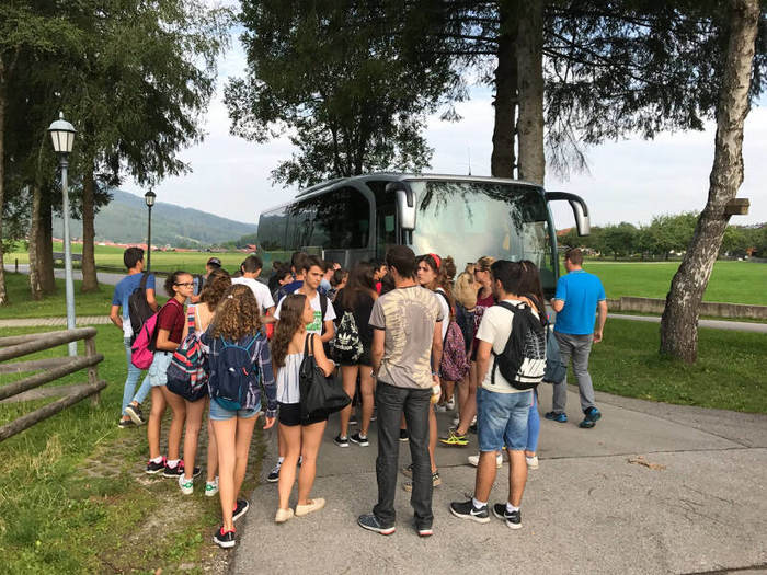 Kinder sind bereit um den Bus zu betreten im Englisch Feriencamp