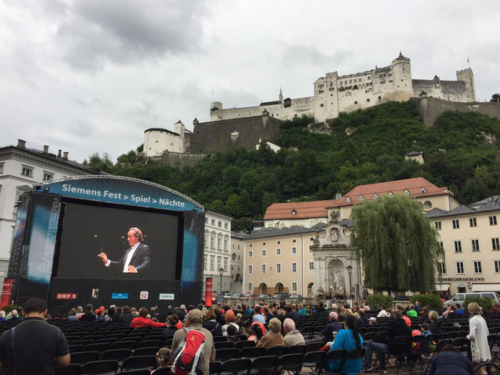 Konzert auf Leinwand im Englisch Feriencamp