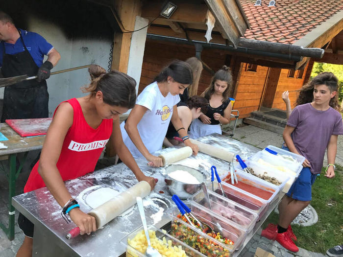 Teilnehmer machen Pizza im Englisch Feriencamp