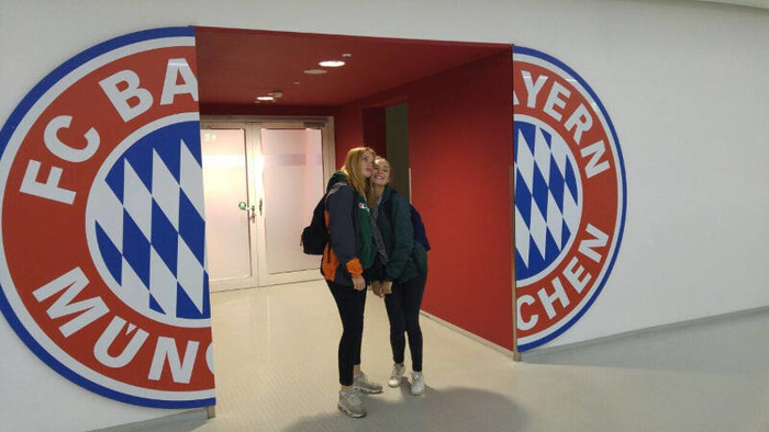 Zwei Mädchen vor FC Bayern Eingang im Englisch Feriencamp